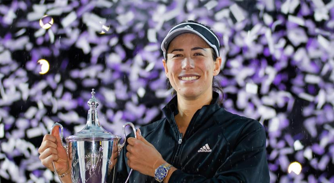 Española Muguruza derrota a Kontaveit y gana WTA Finals por primera vez