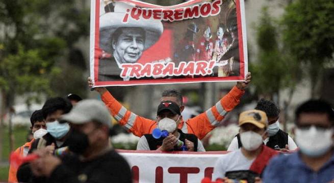 «Castillo, escucha, atiende los conflictos», gritan en marcha trabajadores de mina Las Bambas