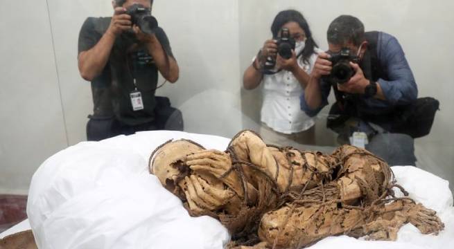 Momia peruana de al menos 800 años se exhibe en museo de Lima