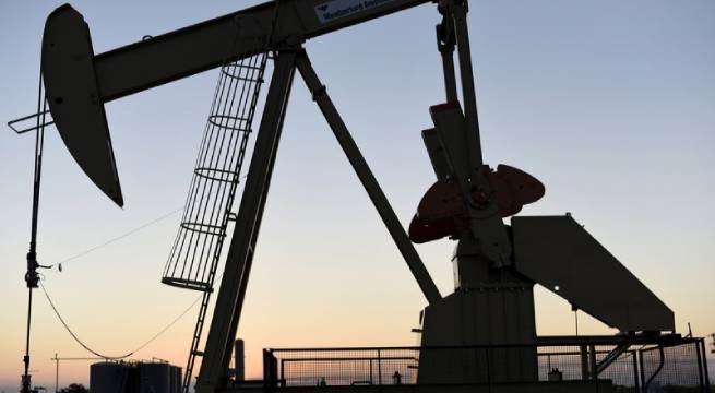 Petróleo se estabiliza cerca de 75 dólares mientras inversores evalúan el impacto de ómicron