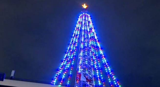 Talentos de Latina Televisión encienden el árbol de Navidad más grande de Lima