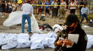 Sube a 52 cifra migrantes muertos en sur de México tras volcadura de tráiler