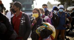 Tras semanas caminando, caravana de migrantes en México se divide en autobuses rumbo al norte