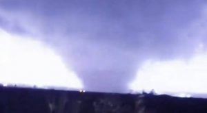 Paso de tornado deja 50 fallecidos en Estados Unidos