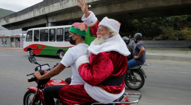Periodistas buscan dar «buena noticia» a niños venezolanos con regalos en Navidad