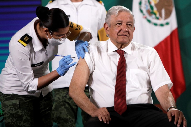 Presidente de México recibe dosis refuerzo vacuna contra la COVID-19