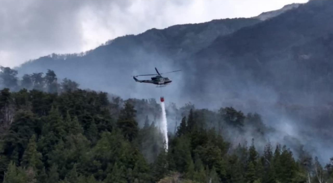 Mueren dos personas al caer helicóptero que combatía incendio forestal en sur argentino