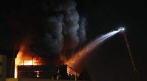 Incendio se registra en almacén de plásticos en Mesa Redonda