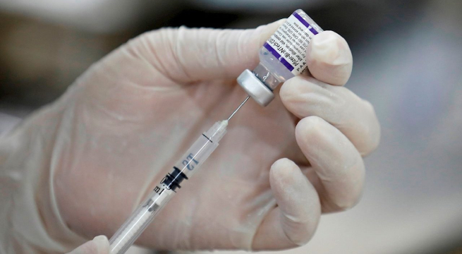 La vacuna de Pfizer protege contra la hospitalización por ómicron, según estudio