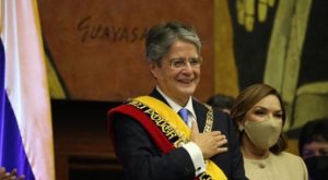 Presidente de Ecuador sube 6,25% el salario mínimo para 2022, pese a crítica de empresarios