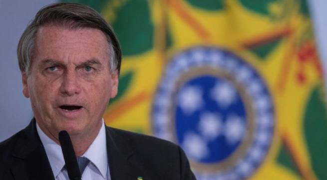 Bolsonaro critica a agencia salud por medidas que restringen el ingreso de viajeros a Brasil