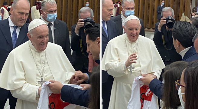 Gianluca Lapadula obsequia una camiseta de la ‘Blanquirroja’ al papa Francisco