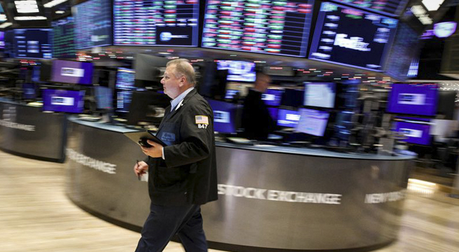 Wall Street cae ante la preocupación por ómicron y golpe a ley de gasto en EE. UU.