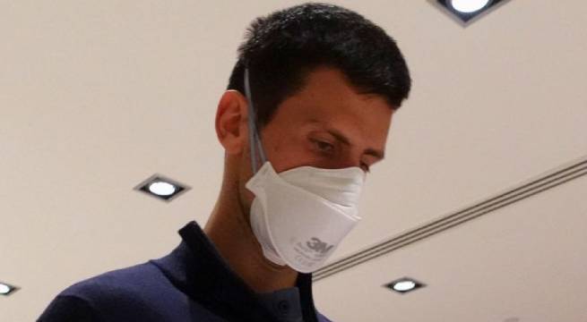 Francia advierte a Novak Djokovic que podría no jugar en Roland Garros si no está vacunado