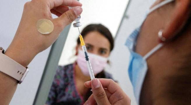Chile comienza proceso de vacunación con cuarta dosis contra Covid-19