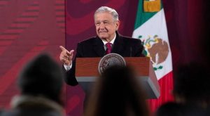 Presidente de México muestra cómo se chequea tras contagiarse otra vez con Covid-19