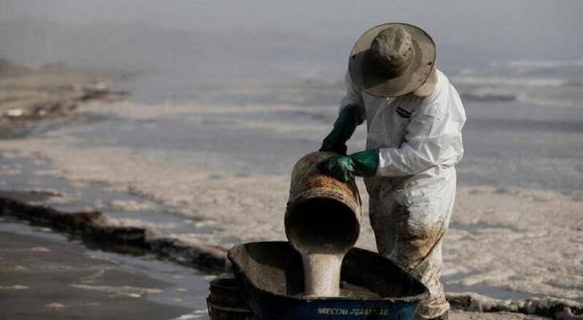«Huele a muerte», dicen pescadores tras derrame de petróleo en Perú