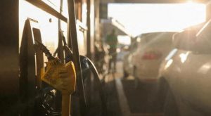 Estados brasileños congelan impuesto al combustible por 2 meses más debido a altos precios