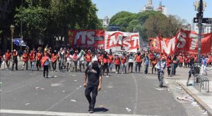 Argentina enfrenta pagos de deuda por unos 1.000 millones de dólares al FMI mientras crecen las protestas