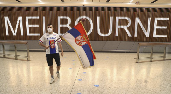 Djokovic espera en limbo mientras abogados luchan contra prohibición de entrar a Australia