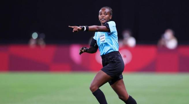 Salima Rhadia Mukansanga es la primera mujer en dirigir un partido de Copa de África
