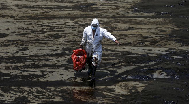 Fiscalía peruana incluye a capitán de barco en pesquisas sobre derrame de petróleo de Repsol