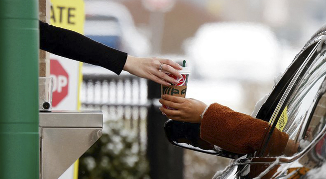 Sin lattes y con servicios lentos: ómicron llega a los restaurantes de EE. UU.