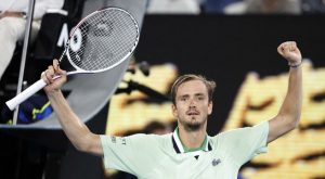 Medvedev se deshace de Tsitsipas y se cita con Nadal en la final de Australia