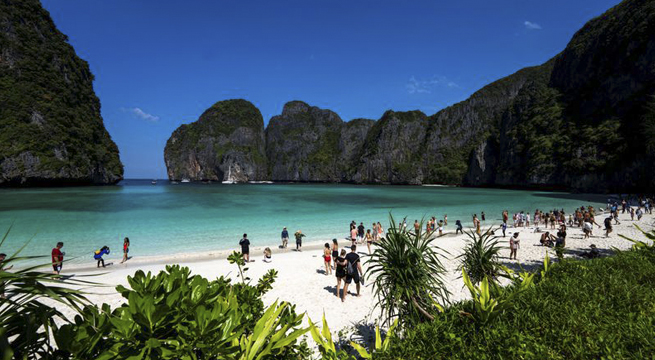 Tailandia permite a turistas volver a playa que se hizo famosa gracias al cine