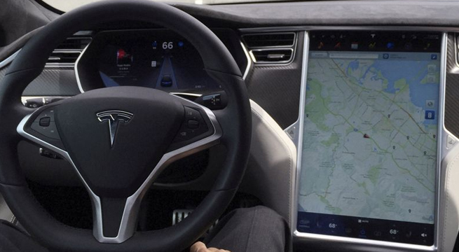 Elon Musk apuesta por los coches autopilotados este año y por un robot para el siguiente