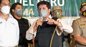 Presidente Pedro Castillo se muestra con chicote y chaleco antibalas