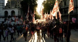 ‘No al FMI’: miles de argentinos marchan contra acuerdo por deuda