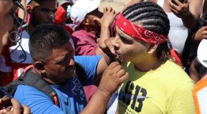 Migrantes desesperados se cosen la boca clamando tránsito libre en México