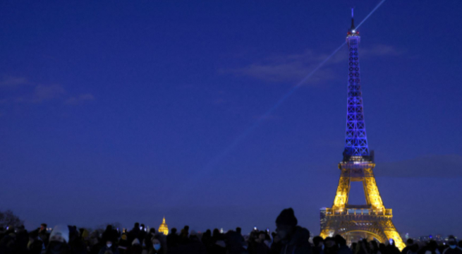 Guerra entre Rusia y Ucrania: Torre Eiffel se iluminó con colores de la bandera ucraniana