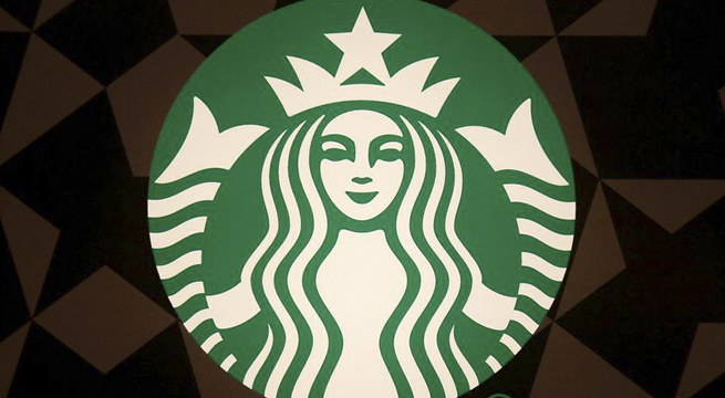 Starbucks se enfrenta a la reacción en China por un incidente policial en uno de sus locales