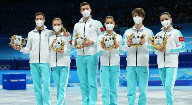 Rusia gana el oro en patinaje artístico por equipos y Valieva brilla