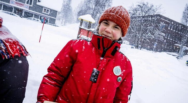 Greta Thunberg protesta contra la invasión de Ucrania frente a embajada rusa en Estocolmo
