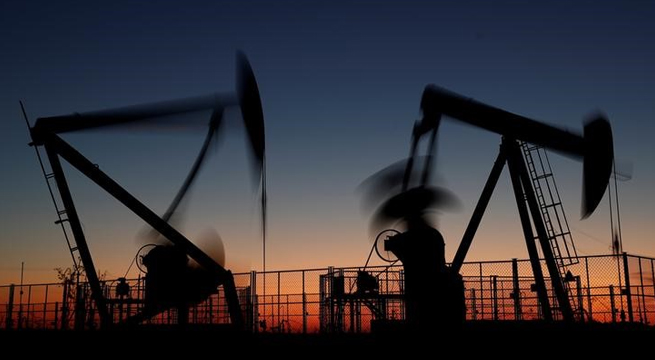 Barril de petróleo trepa por encima de 105 dólares tras incursión de Rusia en Ucrania