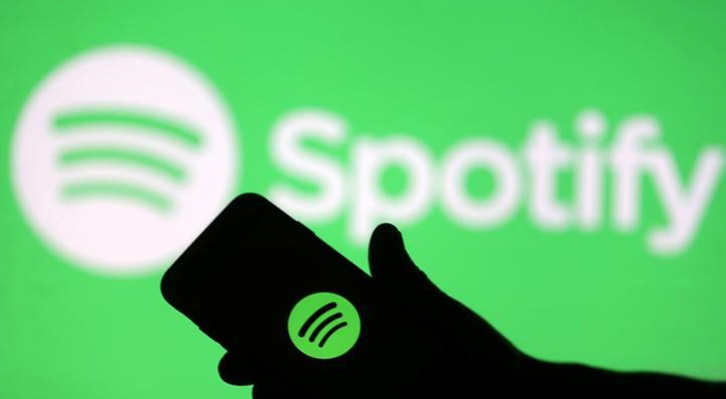 CEO de Spotify critica a Joe Rogan por sus insultos racistas, pero no lo silencia