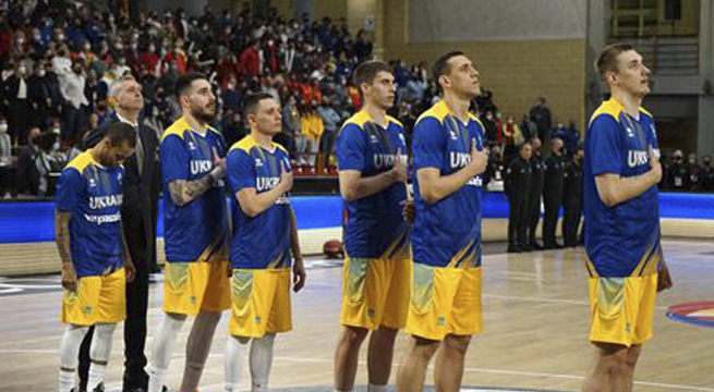 Jugadores de baloncesto ucranianos son ovacionados en España tras una emotiva derrota