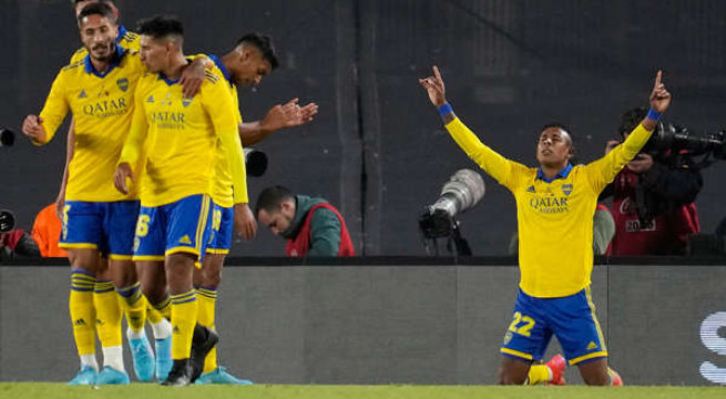 Boca Juniors es líder tras vencer en clásico argentino a River con gol del colombiano Villa