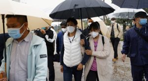 Sombría vigilia de los familiares en el lugar del siniestro del avión en China