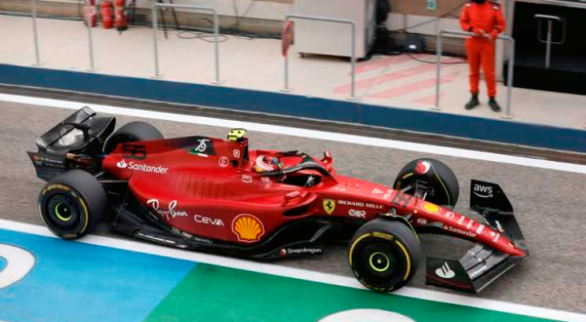 Carlos Sainz desconfía de Mercedes tras los halagos de Russell a Ferrari
