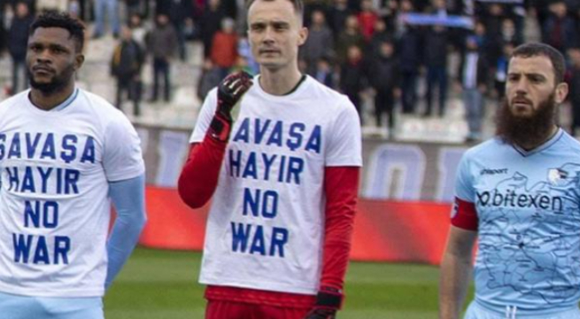 Jugador turco se negó a utilizar camiseta con el mensaje «no a la guerra»
