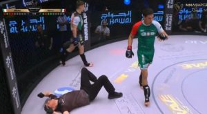 Luchador mexicano intentó noquear a su rival con potente patada, pero terminó impactando al árbitro