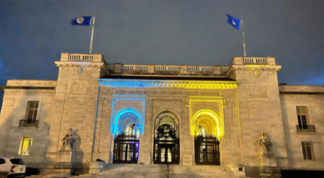 Sede de la OEA muestra su apoyo a Ucrania y se ilumina con los colores de su bandera