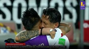 Gianluca Lapadula y Christian Cueva celebraron el triunfo peruano con un emotivo abrazo