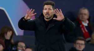 El United se enfrenta a posibles sanciones tras el lanzamiento de objetos a Simeone