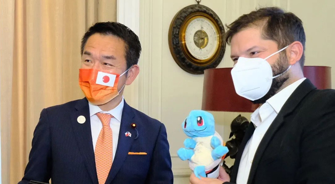 Chile: ministro japonés regaló un peluche de Squirtle a Gabriel Boric