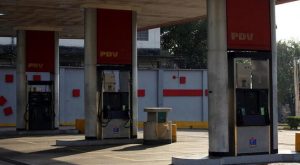 Venezolanos sufren en los surtidores mientras más gasolineras cobran en dólares